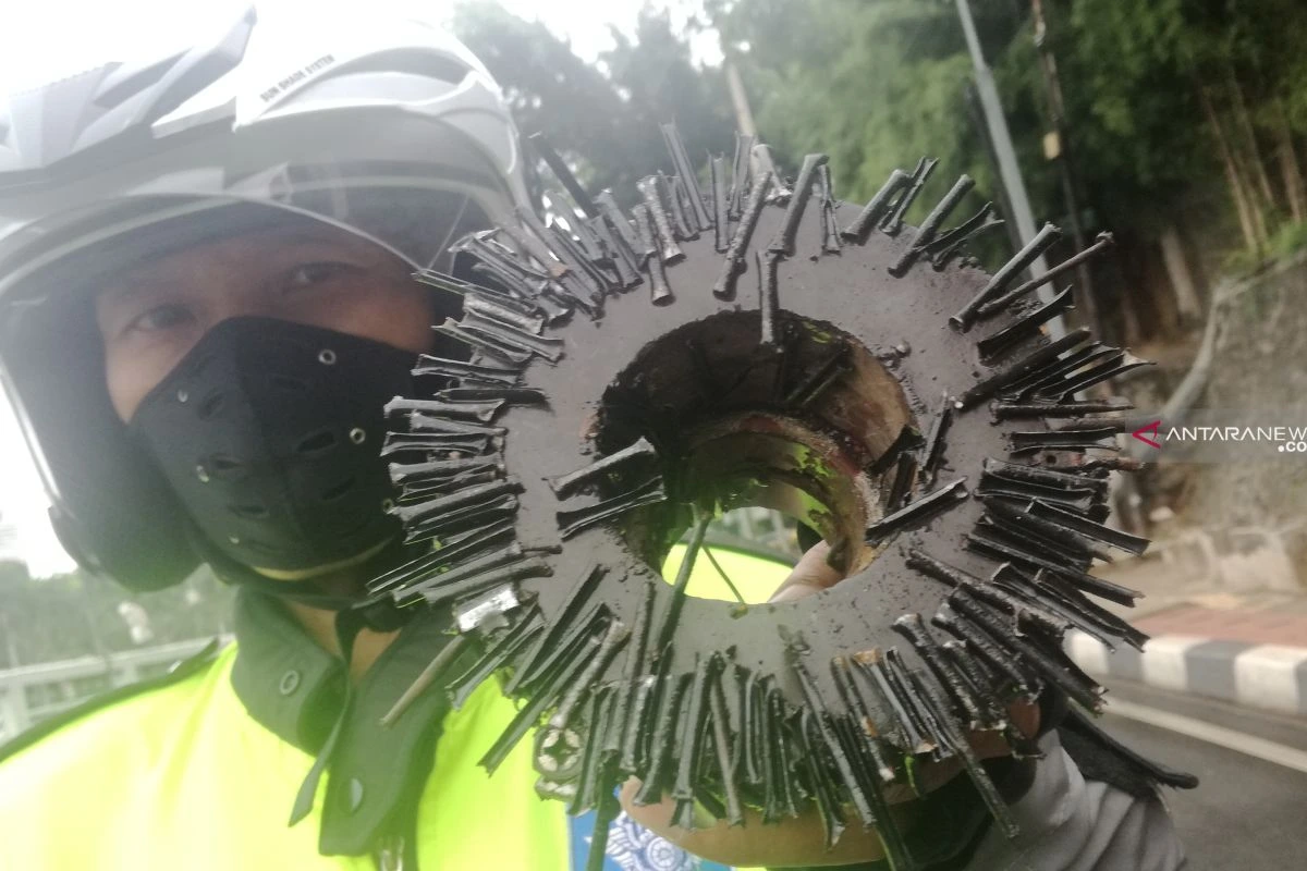 Satpol PP Tegur Oknum Tambal Ban Nakal Usai Relawan Ranjau Paku Dikejar di Jaktim